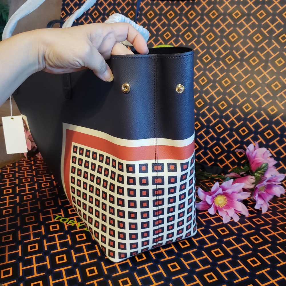 Tory Burch tote shoppers hand/shoulder w/pouch set - Picture 6 of 8